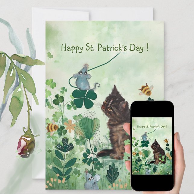 Tarjeta Festiva Día de San Patricio caprichoso (Whimsical St. Patrick's Day Holiday Card featuring cat and mouse and shamrocks)