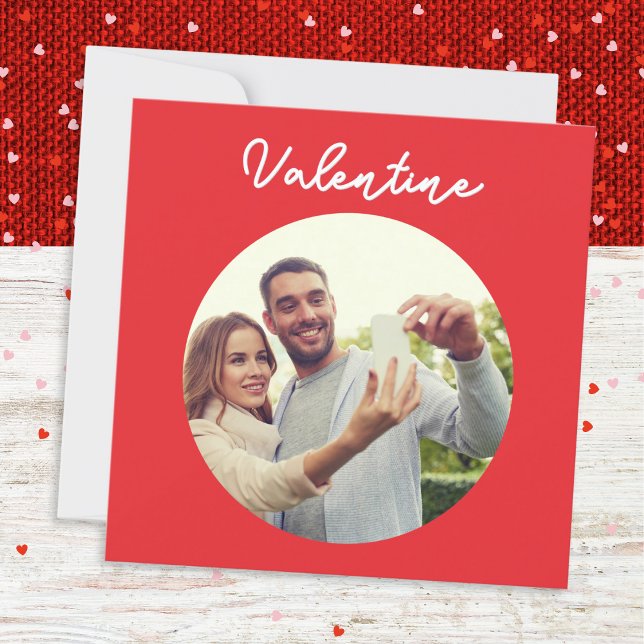 Tarjeta Festiva Día de San Valentín Rojo Simple Mínimo Personaliza (A simple and modern Valentine's Day card in romantic red with custom photo)