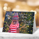 Tarjeta Festiva Días ser un bello Personalizado de Snowman rubio<br><div class="desc">"Que tus días sean alegres y brillantes". Una foto de primer plano de un muñeco de nieve alegre y adorable, rústico, envuelto en una bufanda de rayas rojas y blancas contra árboles iluminados te ayuda a abrir el paso a los Navidades y al Año Nuevo. Siente el calor y la...</div>