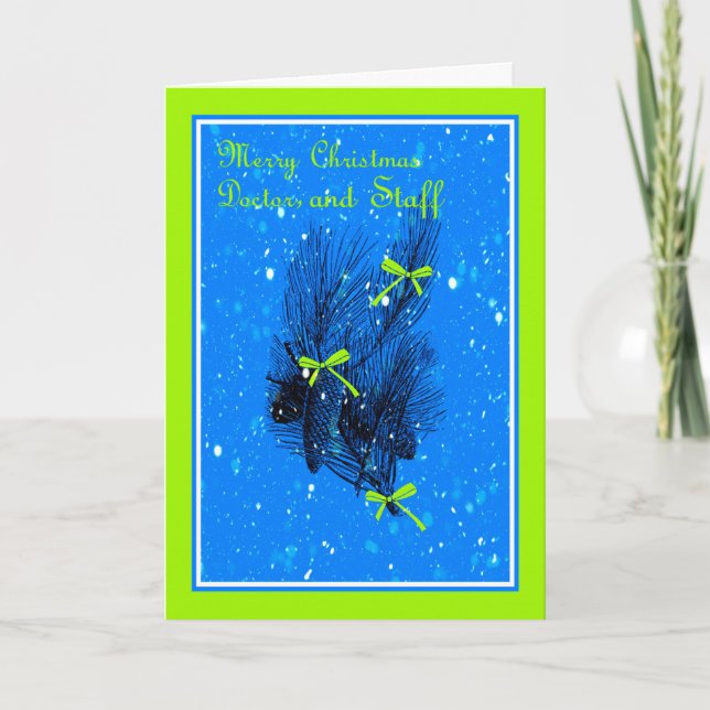 Tarjeta Festiva Diseño azul con pinecones y ramas Dr. y personal (Anverso)