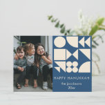 Tarjeta Festiva Diseño geométrico en la foto azul Hanukkah<br><div class="desc">Di Happy Hanukkah con esta carta de arte geométrica simple y moderna en azul,  personalizada con tu nombre y foto.</div>