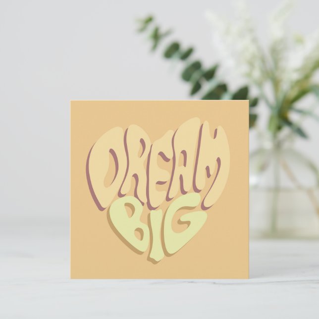 Tarjeta Festiva Dream Big: Palabras positivas amarillas (Anverso de pie)