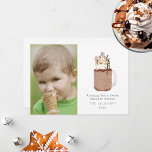 Tarjeta Festiva Dulce temporada Chocolate Snowman Milkshake<br><div class="desc">Ilustracion de batido de tarta de albañil de chocolate con salpicaduras,  chips de chocolate,  fudge caliente,  caramelo,  galleta de Navidades de copos de nieve y muñeco de nieve malvavisco. El texto dice,  "deseando una dulce temporada de fiestas" Personaliza el nombre,  año y foto.</div>
