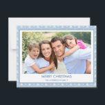 Tarjeta Festiva Dusty Pastel Azul de la familia del árbol de Navid<br><div class="desc">Pastel - Dusty Blue and White Christmas Tree Merry Christmas Holiday Card. La imagen y el nombre de la familia pueden ser reemplazados en esta simple y moderna tarjeta de fotos de Navidad.</div>