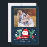 Tarjeta Festiva EDITABLE Color Joyent Snowman Holiday Card<br><div class="desc">Celebre la temporada con esta moderna y elegante tarjeta de vacaciones de Berry Berry Sweet. Los artículos coincidentes y más opciones de diseño están disponibles en nuestra tienda: www.berryberrysweet.com. El color de fondo se puede personalizar en línea para que coincida mejor con tu foto!</div>