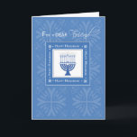 Tarjeta Festiva El amigo Jánuca desea Menorah azul<br><div class="desc">Desee a estimado amigo el suyo Jánuca feliz con este menorah azul y blanco elegante. Una tarjeta sobre la celebración y la amistad. Perfeccione para este día de fiesta especial.</div>