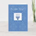 Tarjeta Festiva El amigo Jánuca desea Menorah azul<br><div class="desc">Desee a estimado amigo el suyo Jánuca feliz con este menorah azul y blanco elegante. Una tarjeta sobre la celebración y la amistad. Perfeccione para este día de fiesta especial.</div>