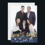 Tarjeta Festiva El amor y enciende la foto preciosa de Jánuca del<br><div class="desc">Luces preciosas de un bokeh con el amor del texto y luz de Jánuca un diseño lindo,  características en una falsa textura metálica del oro del efecto metalizado. 

OBSERVE POR FAVOR 
______________________________________________________________________
El efecto metalizado de oro no es efecto metalizado real,  es un efecto digital. 
______________________________________________________________________</div>