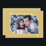 Tarjeta Festiva El amor y la luz del oro moderno en Hanukkah Photo<br><div class="desc">El diseño moderno de la tarjeta fotográfica Hanukkah de los partidos temáticos presenta un fondo azul dorado para tu foto favorita de las vacaciones en forma de rectángulo geométrico moderno con dos esquinas redondeadas. El lado inverso es un patrón de la Estrella de David, que combina blanco y oro. Cambia...</div>