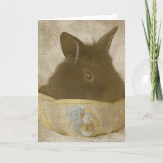 Tarjeta Festiva El conejito de Pascua en un plato de golosinas (Anverso)