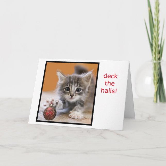 Tarjeta Festiva ¡El gatito ofrece un bonito adorno navideño! (Anverso)