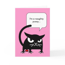 El gato negro divertido carda el gatito travieso