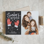 Tarjeta Festiva El invierno rojo agota la foto de los saludos de l<br><div class="desc">Saludos de temporada | Envíe sus deseos de vacaciones a amigos y familiares con esta tarjeta de vacaciones de personalizable. Esta tarjeta de Navidades fotográficos presenta caligrafía moderna y mitones rojos de invierno. Personalice agregando sus detalles. Esta tarjeta de festividad fotográfica está disponible en otros colores y cartón. Los elementos...</div>