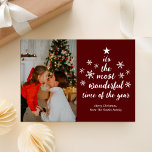 Tarjeta Festiva El momento más maravilloso del año. Foto de guión<br><div class="desc">La Hora Más Maravillosa Del Año Tarjeta De Festividad De Guión Rojo. Envíe personalizable y saludos personalizados de vacaciones a amigos, colegas y familia en festividades de diseño fotográfico simple, moda, elegante y moderno, tarjetas de estilo minimalista natural! Debajo de la caligrafía se muestra el mensaje de bienvenida de su...</div>