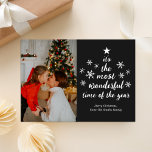 Tarjeta Festiva El momento más maravilloso del año foto manuscrita<br><div class="desc">La Hora Más Maravillosa del Año Tarjeta de Festividad con Guión Negro. Envíe personalizable y saludos personalizados de vacaciones a amigos, colegas y familia en festividades de diseño fotográfico simple, moda, elegante y moderno, tarjetas de estilo minimalista natural! Debajo de la caligrafía se muestra el mensaje de bienvenida de su...</div>