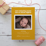 Tarjeta Festiva El oro ahora disfruta de algunas noches no tan sil<br><div class="desc">Este moderno anuncio de nacimiento incluye las palabras "ahora disfrutando de algunas noches no tan silenciosas" con espacio para una sola foto en un fondo de color amarillo dorado.</div>