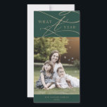 Tarjeta Festiva El oro romántico verde lo que un año de fotos fami<br><div class="desc">Este romántico verde dorado que un año foto familia noticias tarjeta de vacaciones es el sencillo y perfecto saludo de vacaciones. El moderno diseño clásico presenta vistosos remolinos y florituras con una preciosa y elegante tipografía de Relieve metalizado de oro con chaflán a mano con letras falsas y oro. Personalice...</div>