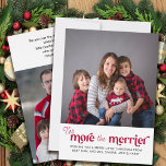 Tarjeta Festiva El Recién nacido más bonito de la foto<br><div class="desc">La carta de más navidades de invitación bebé más Merrier con foto simple y un diseño tipográfico ornamentado. Cuanto más alegre esté la letra en letras contemporáneas modernas y la plantilla de fotos esté preparada para añadir dos fotos, una en la parte delantera y otra en la parte posterior. También...</div>