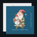 Tarjeta Festiva El saludo de la temporada de Gnome y Snowman<br><div class="desc">Un gnomo vestido de rojo y verde se para al lado de un muñeco de nieve con un gorra de elfo rojo y una bufanda roja. Están rodeadas por un polvo de nieve blanca que aparece en el fondo azul oscuro. La estética minimalista se crea con un simple Greetings de...</div>