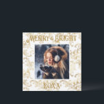 Tarjeta Festiva Elegant Merry & Bright Foto Oro Vintage<br><div class="desc">Elegante patrón vintage Merry & Bright tipografía. Un hermoso diseño de brocado desgastado con tu foto favorita en el centro. Personaliza con tu mensaje y nombre en el reverso. La tarjeta de felicitación perfecta para las fiestas.</div>