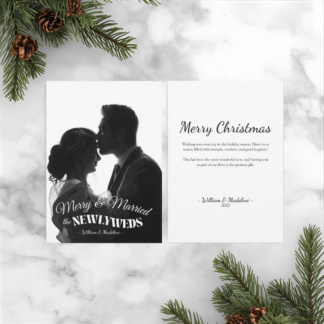Tarjeta Festiva Elegant Modern Minimalist Black And White Newlywed (Modern Elegant Black And White Newlyweds First Christmas Card)