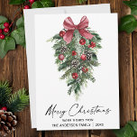 Tarjeta Festiva Elegante acuarela Pines Calligraphy Ink Navidades<br><div class="desc">Moderna y elegante caligrafía Ink Script Watercolor Pines Winter Greeneration con Ornamentos de Navidad Borgoña Cinta Roja Bow,  Cones de Pino y Tarjeta de Navidad Holly Berries Merry</div>