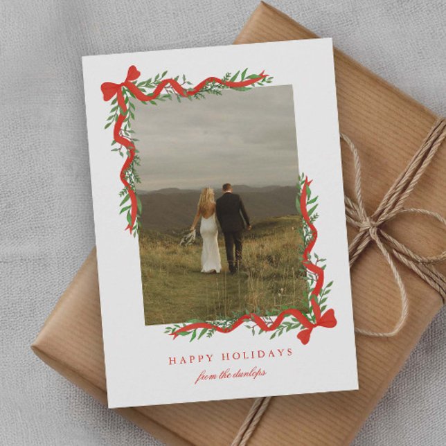Tarjeta Festiva Elegante arco rojo con foto verde (Elegant red ribbon bows with greenery photo holiday cards.)