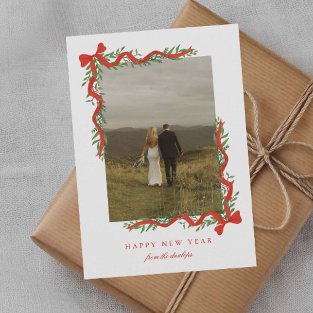 Tarjeta Festiva Elegante arco rojo con foto verde Año Nuevo (Elegant red ribbon bows with greenery photo new year holiday cards.)