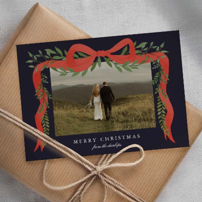 Tarjeta Festiva Elegante arco rojo con Navidades de fotografía ver (Elegant red bows and greenery photo Christmas holiday cards.)