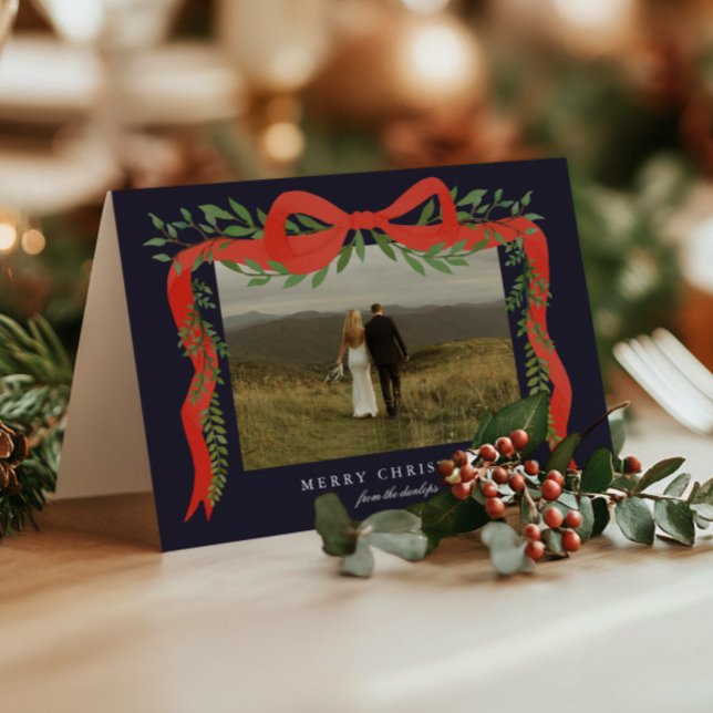 Tarjeta Festiva Elegante arco rojo con Navidades de fotografía ver (Elegant red ribbon bow with greenery photo Christmas holiday cards. )