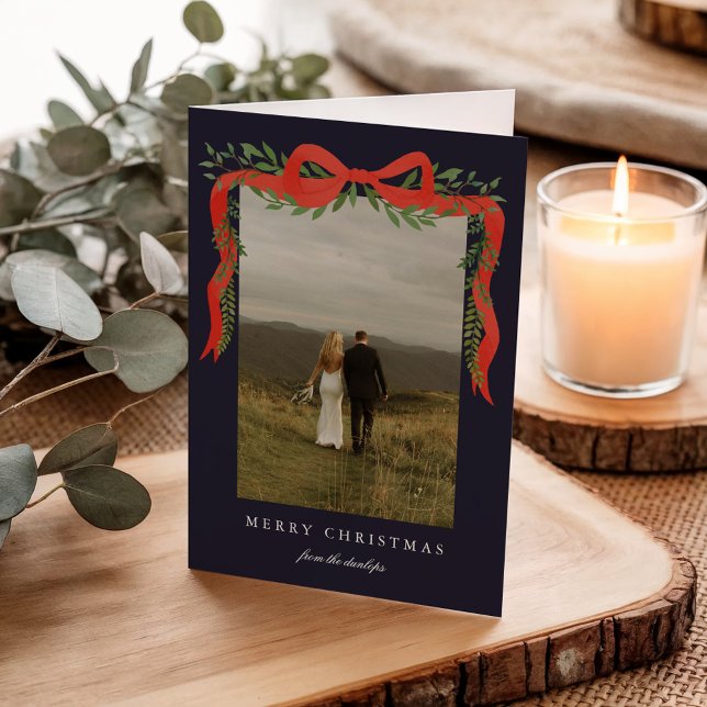 Tarjeta Festiva Elegante arco rojo con Navidades de fotografía ver (Elegant red ribbon bow with greenery photo Christmas holiday cards. )