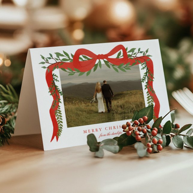 Tarjeta Festiva Elegante arco rojo con Navidades de fotografía ver (Elegant red ribbon with bow and greenery folded photo Christmas holiday cards. )
