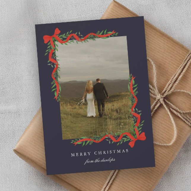 Tarjeta Festiva Elegante arco rojo con Navidades de fotografía ver (Elegant red ribbon bows with greenery photo Christmas holiday cards.)