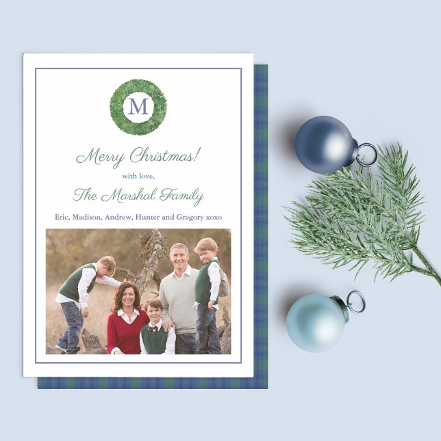 Tarjeta Festiva Elegante Boxwood Wreath Plage Horizontal Foto (Minimalist boxwood wreath family picture holidays card with monogram and plaid reverse)