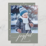 Tarjeta Festiva Elegante caligrafía de salvia alegre foto<br><div class="desc">Esta elegante tarjeta de fotografía de caligrafía sabrosa alegre es la tarjeta de fotografía perfecta y sencilla. El diseño cuenta con una moderna tarjeta fotográfica decorada con una tipografía romántica y caprichosa y un respaldo de puntitos de polka. Personalice la tarjeta con su nombre y año de familia.</div>