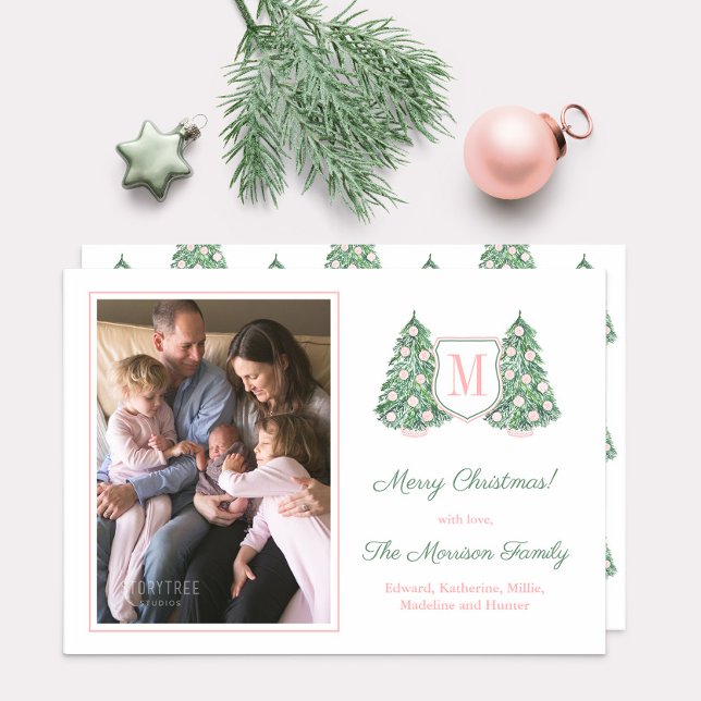 Tarjeta Festiva Elegante Chinoiserie color de agua navideña (Pink chinoiserie Christmas trees with a monogram crest and space for family photo)