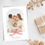 Tarjeta Festiva Elegante Coquette Red Bow Arch Dos Navidades de fo<br><div class="desc">Esparce la alegría de las vacaciones con esta tarjeta de fotos navideñas de los Personalizados Red Bow, que incluye un encantador arco de cinta roja y espacio para tu foto personalizada de la familia en el frente y en la parte de atrás. Esta elegante tarjeta de vacaciones es perfecta para...</div>