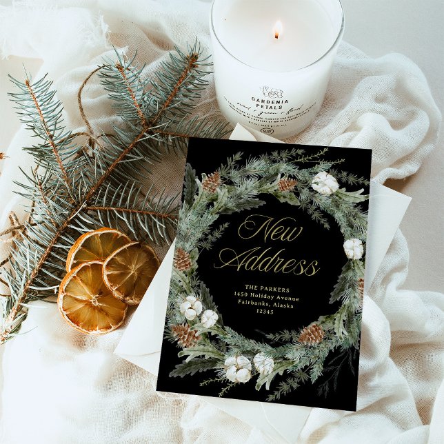 Tarjeta Festiva Elegante dirección de Navidades Pine Black y Gold (An elegant, dark black holiday moving announcement with a traditional Christmas wreath and gold text)