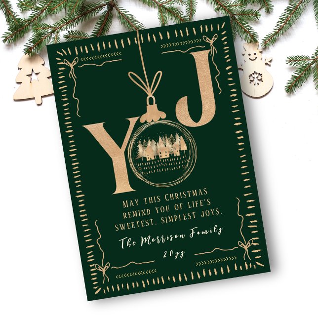 Tarjeta Festiva Elegante escena de la aldea invernal en verde y do (Elegant Green and Gold “JOY” Winter Village Scene Holiday Card)