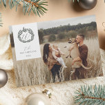 Tarjeta Festiva Elegante Escudo Monograma de Wreath Winter Garland<br><div class="desc">Abrace la alegría de la temporada de vacaciones con nuestra guirnalda de invierno escudo Navidades foto tarjeta de vacaciones. Nuestra tarjeta personalizada incluye el diseño de escudo de guirnaldas de invierno con su foto. Personalizar con firma familiar y monograma. Difunde el amor y aplaudan este invierno con estas impresionantes tarjetas....</div>