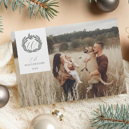Tarjeta Festiva Elegante Escudo Monograma de Wreath Winter Garland