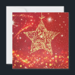 Tarjeta Festiva Elegante estrella de oro sobre rojo con remolinos<br><div class="desc">Esta atractiva tarjeta encontrará un lugar en el estante de tarjetas de cualquier persona esta temporada de vacaciones con su encantador y acogedor motivo estelar. Con un interior en blanco para tu sincero mensaje manuscrito,  esta tarjeta le dará a tu familia,  amigos y asociados un momento de placer tranquilo.</div>