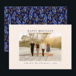 Tarjeta Festiva Elegante Floral Botánica Negra Azul Foto Única<br><div class="desc">Envía tus buenos deseos navideños con esta tarjeta de felicitación de "Felices Fiestas" con una foto familiar, que presenta un diseño frontal limpio y elegante y un vibrante patrón floral azul y dorado en la parte posterior. Perfecta tanto para las celebraciones de Navidad como de Hanukkah, esta tarjeta combina un...</div>