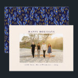 Tarjeta Festiva Elegante Floral Botánico Negro Azul Foto Única<br><div class="desc">Envía la alegría de las fiestas con esta tarjeta de felicitación de "Felices Fiestas" con una foto familiar, que presenta un diseño frontal limpio y elegante y un vibrante patrón floral azul y dorado en la parte posterior. Perfecta tanto para las celebraciones de Navidad como de Janucá, esta tarjeta combina...</div>