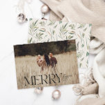 Tarjeta Festiva Elegante follaje natural moderno foto mínima<br><div class="desc">Elegante foto moderna minimalista de color crema natural tipografía botánica Merry navidad tarjeta plana.</div>