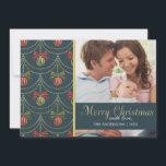 Tarjeta Festiva Elegante foto de la familia navideña Merry<br><div class="desc">Un elegante patrón de damasco dorado y azul profundo en el fondo,  con tu foto favorita y una corona linda como ilustracion. Escrito "Feliz Navidad" en letras doradas.</div>