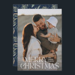 Tarjeta Festiva Elegante foto moderna minimalista azul marino botá<br><div class="desc">Elegante foto moderna minimalista acuarela azul marino natural tipografía botánica Feliz Navidad tarjeta plana.</div>