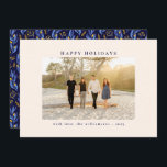 Tarjeta Festiva Elegante foto única de color azul negro botánico<br><div class="desc">Envíe su alegría de vacaciones con este saludo de fotos de la familia "Happy Holidays", con un diseño frontal limpio y elegante y un vibrante patrón floral azul y dorado en la parte posterior. Perfecto tanto para Navidades como para celebraciones de Hanukkah, esta tarjeta combina un diseño moderno con un...</div>