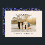 Tarjeta Festiva Elegante foto única de color azul negro botánico<br><div class="desc">Envíe su alegría de vacaciones con este saludo de fotos de la familia "Happy Holidays", con un diseño frontal limpio y elegante y un vibrante patrón floral azul y dorado en la parte posterior. Perfecto tanto para Navidades como para celebraciones de Hanukkah, esta tarjeta combina un diseño moderno con un...</div>
