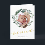 Tarjeta Festiva Elegante guión dorado Eucalyptus Foliage Greenerat<br><div class="desc">Envíe saludos y deseos de vacaciones a amigos, colegas y familia en festividades de diseño fotográfico simple, lindo, moda, elegante y moderno, con un estilo natural de color plegado tarjetas de vacaciones! Una hermosa corona de flores de hojas de acuarela pintadas de color verde suave (pino, eucalipto, helecho) con conos...</div>